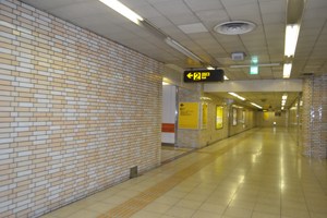 地下鉄西新駅2番出口へ