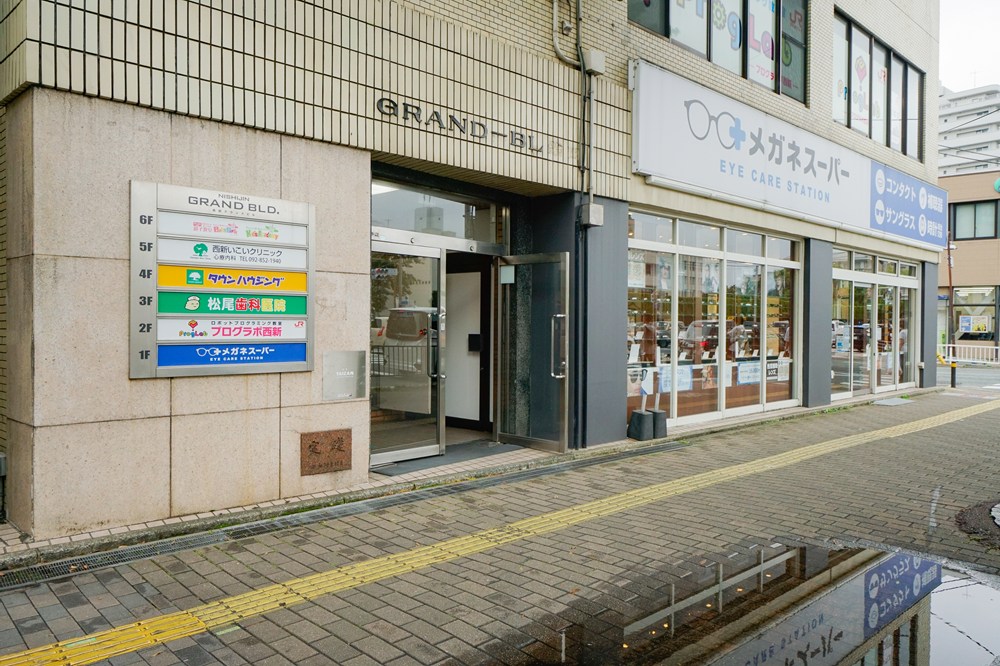 メガネスーパー横の入口へお入りください